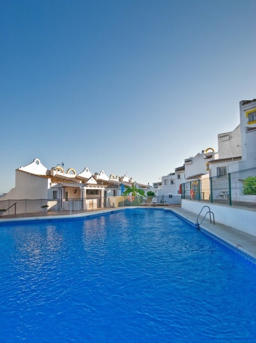 Апартаменты 1 спальня , 1 ванна, общая площадь 69 м2, + терраса 32 м2. Урбанизация ,сад бассейн,  охрана 24 часа в сутки, рядом поле для гольфа, вид на море 