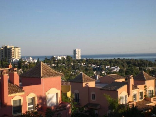 Дом Вилла в Марбелье  3 этажа, общая площадь , 185 м2, плюс терраса 25 м2, участок 516 м2, бассейн, сад, вид на море, гараж. 