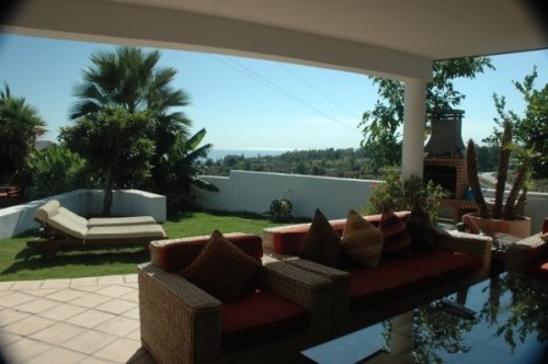 Дом Вилла в Марбелье 6 спален, 5 ванн, общая площадь 550 м2, 2 этажа, терраса 50 м2, участок с садом 1480 м2, вид на море, бассейн , гараж .Villa Marbella