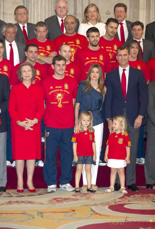 Будущий Король Испании Принц Филипп , принцесса Литисия , инфанты София и Леонор , Королева София и Сборная Испании  Чемпион Мира по футболу 2010 год