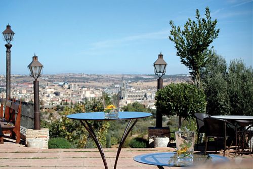 Ресторан Адольфо Adolfo в Толедо. Терраса ресторана Адольфо с видом на древнюю столицу Испании город Толедо. Ресторан Адольфо Adolfo в Толедо. Терраса ресторана Адольфо с видом на древнюю столицу Испании город Толедо.