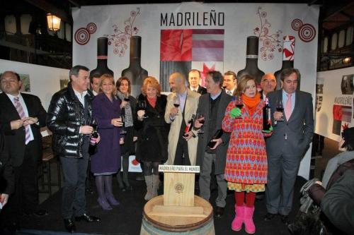 Президент автономного сообщества Мадрид Эсперанса Агирре Esperanza Aguirre представляет вино Мадриленьо Madrileño от компании Бодегас  Оруско Bodegas Orusco
