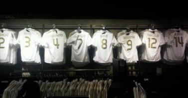 В магазине Реал Мадрид на Бернабеу, исчезли футболки с номерами '5' (Гаго Gago), '6' ( Адебайор Adebayor), '10' ( Ласс Lass) y '11'( Гранеро Granero) 