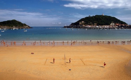 Пляж Ла Конча La Concha  на Атлантическом Океане в городе Сан Себастьян San Sebastian