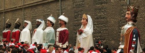 Праздничные религиозные процессии на праздник Сан Фермин в Памплоне , столице королевства Наварра