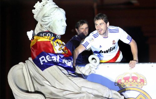 Празднования на площади Сибелес Сibeles в Мадриде Фото. Икер Касильяс Капитан Мадридского Реала 