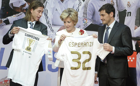 Почетная майка Эсперансе Агирре от Реал Мадрида в честь 32 победы в Лиге BBVA
