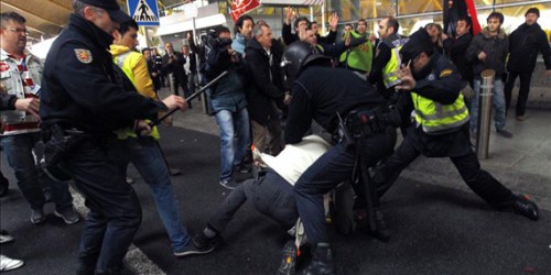 Испанская полиция "вытесняет" работников Иберии из терминала Т-4 в аэропорту Барахас в Мадриде