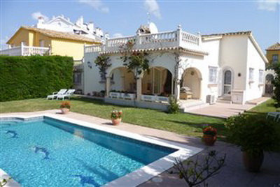 Аренда виллы  375 метров от пляжа , участок 750 м2, терраса  40 м2 , бассейн, сад, гараж. 