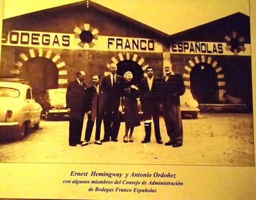 Дегустация вина в Испании, вино зоны ДОКа DOCa Риоха (Рьоха) Rioja , Мадрид Испания. Эрнест Хемингуэй посещает винодельню Франко Эспаньолас Bodegas Franco Españolas .