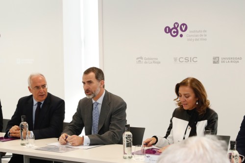 Дегустация вина в Испании, вино зоны ДОКа DOCa Риоха (Рьоха) Rioja , Мадрид Испания. Король Испании Филипп VI посещает Университет Риохи.