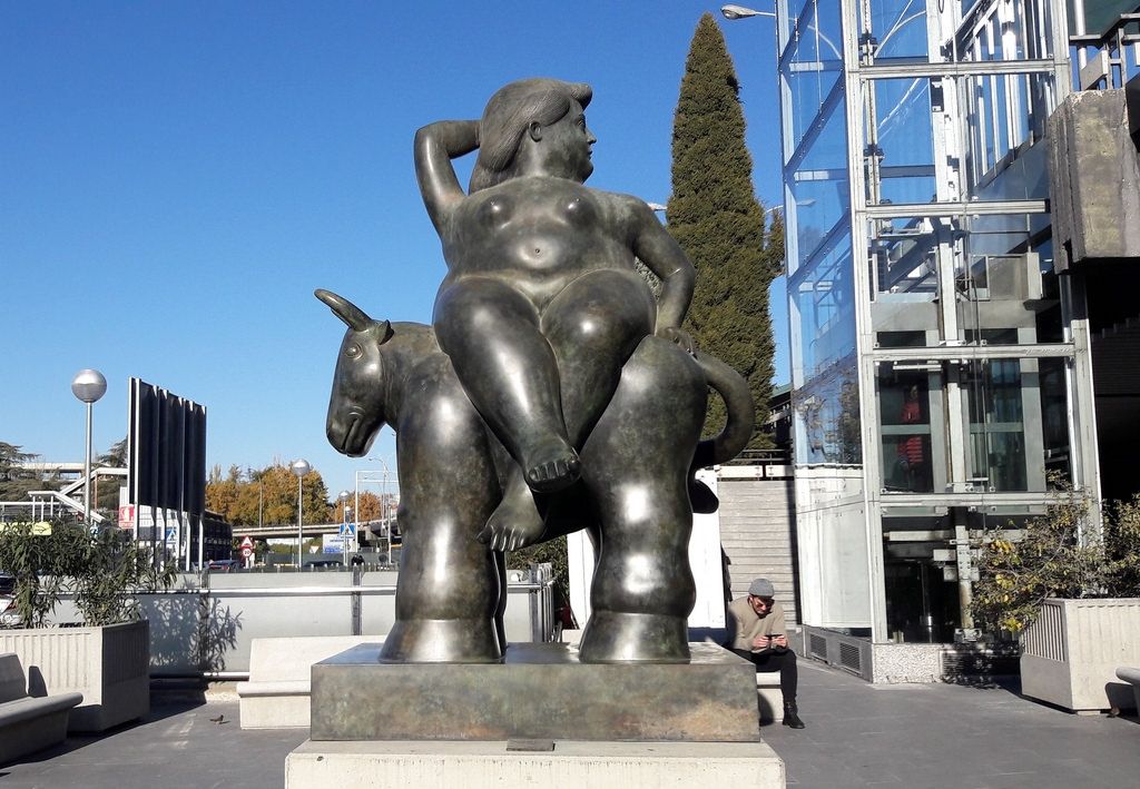 Скульптура Фернандо Ботеро в аэропорту Мадрида , Барахас, по мотивам великого Тициана "Похищение Европы".