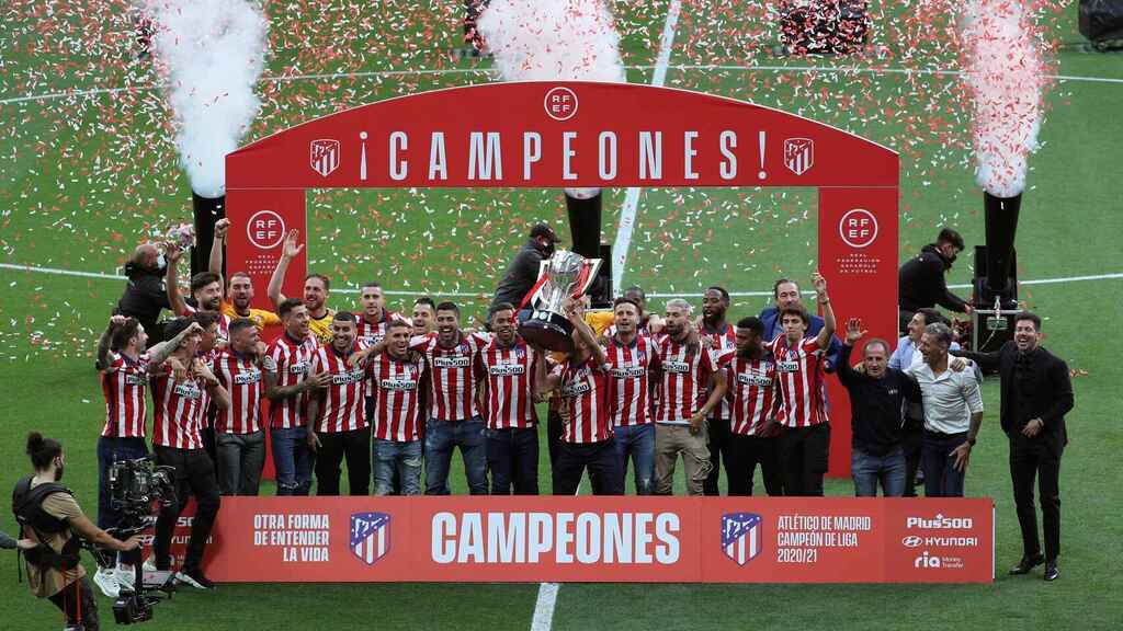 Атлетико Мадрид Чемпион Испании по футболу , Лиги Сантандер сезона 2020-21 г. празднования в Мадриде.