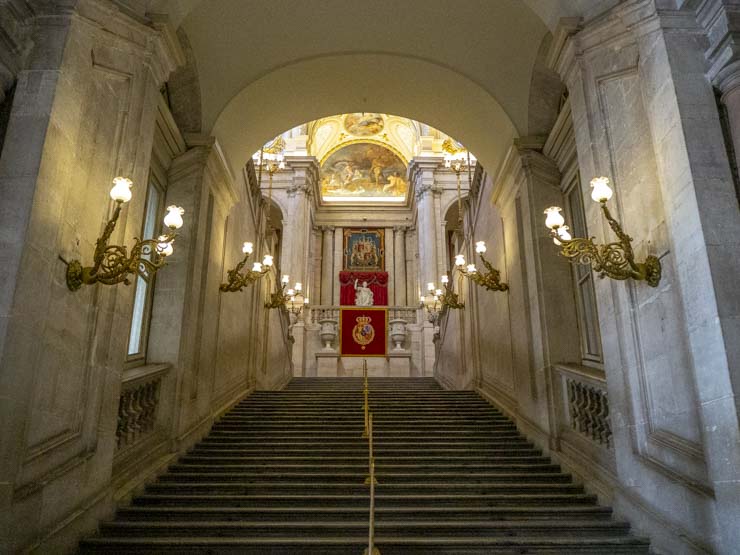 Индивидуальные и групповые экскурсии в Королевский Дворец в Мадриде.Парадная лестница.