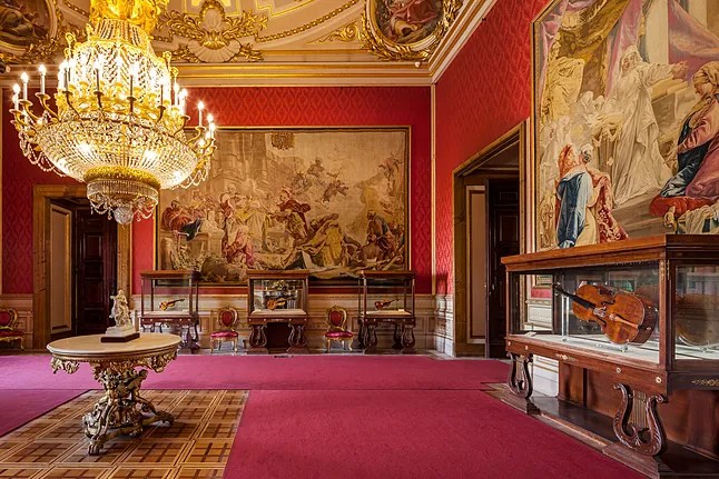 Индивидуальные и групповые экскурсии в Королевский Дворец в Мадриде. Коллекция Антонио Страдивари.